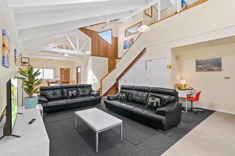 Black Dolphin Waterfront Townhouse Bay Views - Lismore Accommodation 4