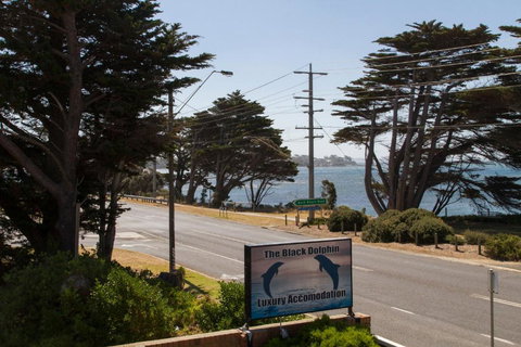 Black Dolphin Waterfront Townhouse Bay Views - Lismore Accommodation 6