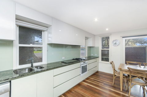JOHANSSONS PERCH COTTAGE - Lismore Accommodation 4
