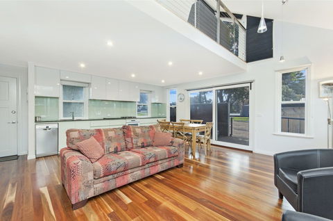 JOHANSSONS PERCH COTTAGE - Lismore Accommodation 0