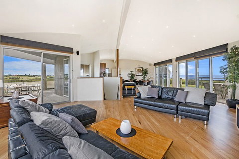 HEARNS BEACH HOUSE - Lismore Accommodation 1