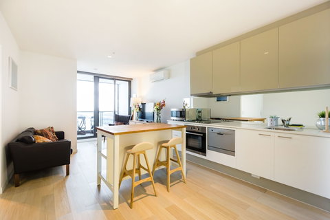 EVA, 1BDR Melbourne Apartment - Lismore Accommodation 2