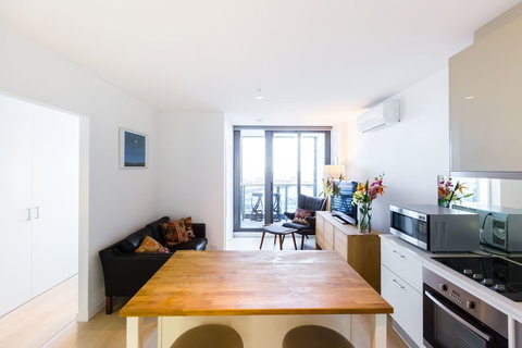 EVA, 1BDR Melbourne Apartment - Lismore Accommodation 3