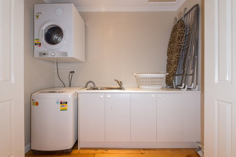 Lovely 5BR House Walk To Train And Shops - Lismore Accommodation 0