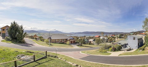 Ned Kelly's Retreat - Sophisticated Style With Modern Convenience And Magical Outlook - Lismore Accommodation 1