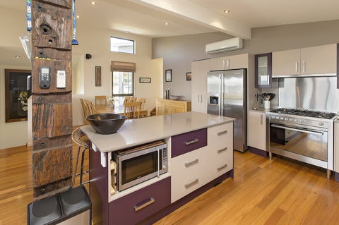 Ned Kelly's Retreat - Sophisticated Style With Modern Convenience And Magical Outlook - Lismore Accommodation 5