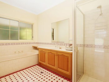 Alpine Mist - Spacious 5 Bedroom Home - Lismore Accommodation 6