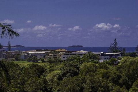 KINGSCLIFF HOLIDAY HOME On The HILL SYDS VIEW - Lismore Accommodation 2