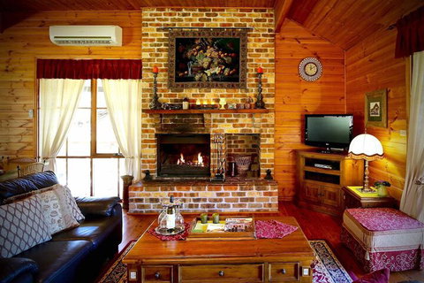 Silky Oak Cottage - Lismore Accommodation 1