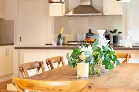 AUJOY 4 Bed Townhouse Glen Waverley - Lismore Accommodation 4