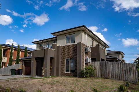 AUJOY 4 Bed Townhouse Glen Waverley - Lismore Accommodation 1