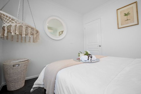 AUJOY 4 Bed Townhouse Burwood 2 - Lismore Accommodation 5