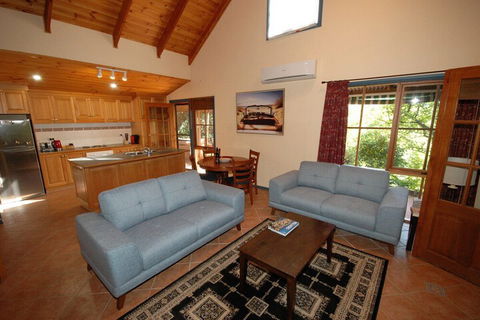 Garden Cottage Beechworth - Lismore Accommodation 4