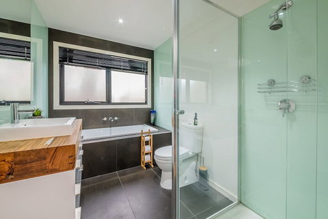 Luxury By THE SEA Close TO THE Beach - Lismore Accommodation 6