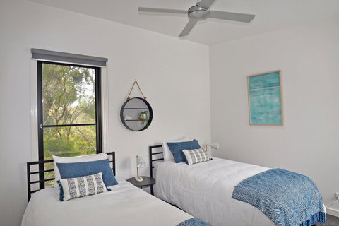 Luxury By THE SEA Close TO THE Beach - Lismore Accommodation 3