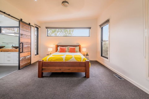 Luxury By THE SEA Close TO THE Beach - Lismore Accommodation 7