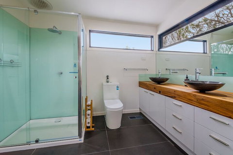 Luxury By THE SEA Close TO THE Beach - Lismore Accommodation 1