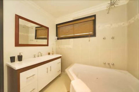 Top Of The Range Retreat - Lismore Accommodation 3