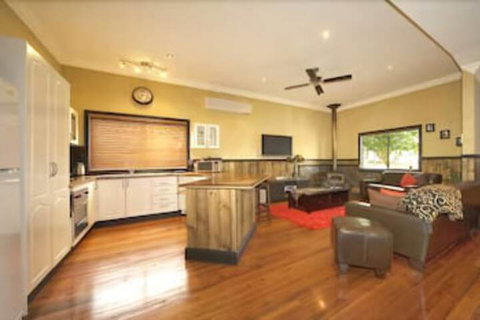 Top Of The Range Retreat - Lismore Accommodation 7