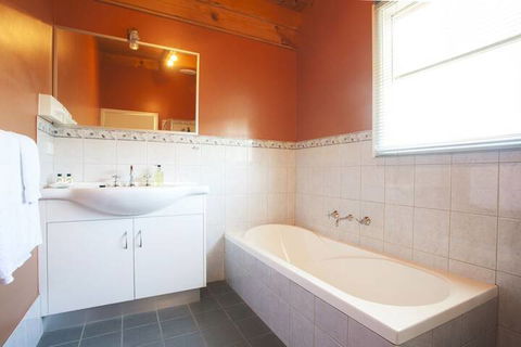 Beechworth Cedar Cottages - Lismore Accommodation 5