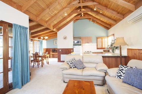 Beechworth Cedar Cottages - Lismore Accommodation 1