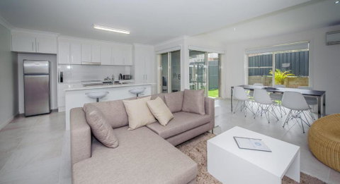Escape At Nobbys Executive Townhouse 1 74 Pacific Drive - Lismore Accommodation 4