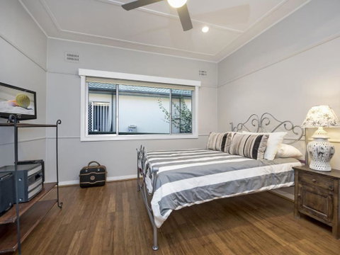 The Entrance North Lakeside Cottage - Lismore Accommodation 4