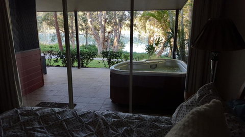 Lake Russell Lakeside Retreat - Lismore Accommodation 1