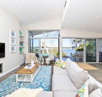 Hamptons Coastline Retreat Waterfront with a Heated Pool - Lismore Accommodation