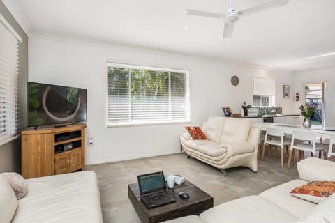 A SWEET ESCAPE Carefree Beach Home - Lismore Accommodation 5