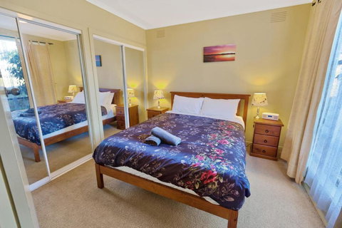 Above Sunset 100m From The Paynesville Lakes - Lismore Accommodation 1