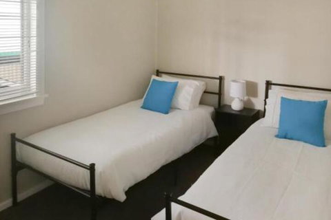 Large 5 Bedroom House With Wifi & Netflix Close To Taronga Western Plains Zoo - Lismore Accommodation 5