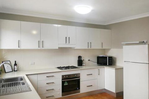 Large 5 Bedroom House With Wifi & Netflix Close To Taronga Western Plains Zoo - Lismore Accommodation 0