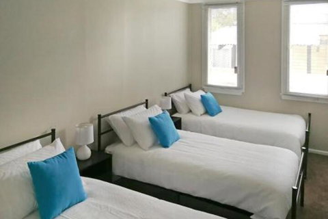 Large 5 Bedroom House With Wifi & Netflix Close To Taronga Western Plains Zoo - Lismore Accommodation 6