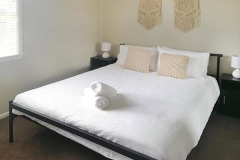 Large 5 Bedroom House With Wifi & Netflix Close To Taronga Western Plains Zoo - Lismore Accommodation 3