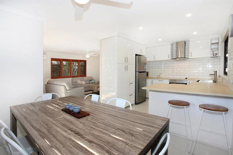 FABULOUS HOLIDAY HIDEAWAY COOLUM BEACH - Lismore Accommodation 6