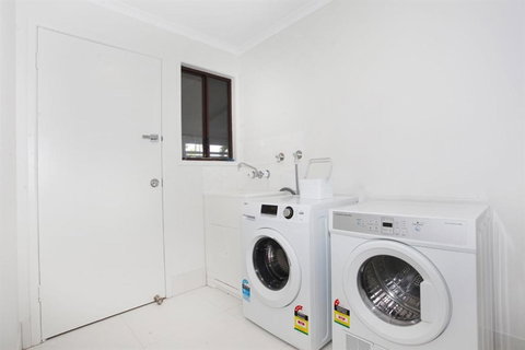 FABULOUS HOLIDAY HIDEAWAY COOLUM BEACH - Lismore Accommodation 5