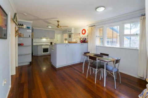 Lovely Torquay Cottage - Lismore Accommodation 7