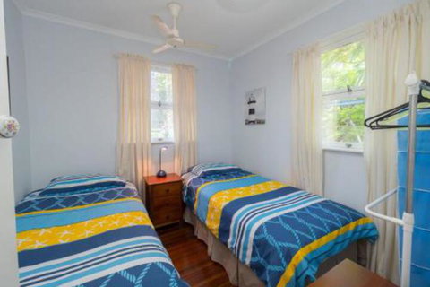 Lovely Torquay Cottage - Lismore Accommodation 6