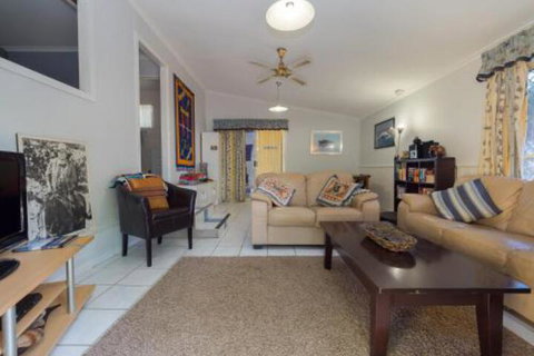 Lovely Torquay Cottage - Lismore Accommodation 5