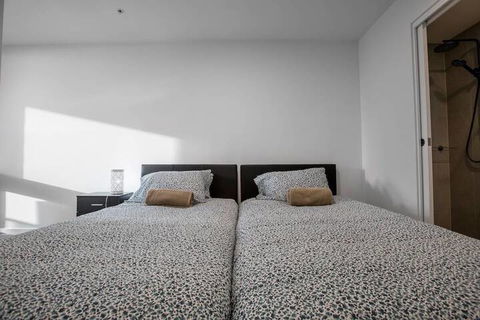 Brand New Apt With Sea Views In Heart Of St Kilda - Lismore Accommodation 4