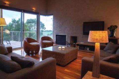 THE Lake House - Surf Side - Lismore Accommodation 2
