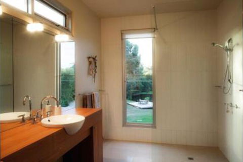 THE Lake House - Surf Side - Lismore Accommodation 3