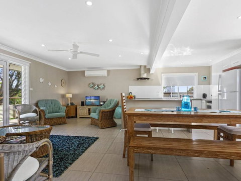HILLTOP HAVEN In MOLLYMOOK - Lismore Accommodation 4