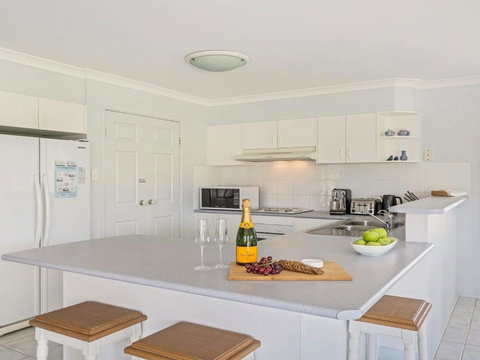 Azure Waters Perfectly Positioned With Ocean Views - Lismore Accommodation 2