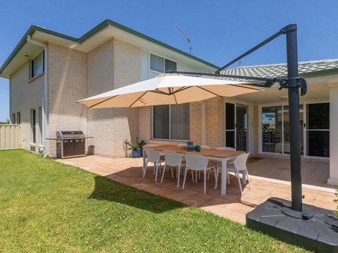 Azure Waters Perfectly Positioned With Ocean Views - Lismore Accommodation 1