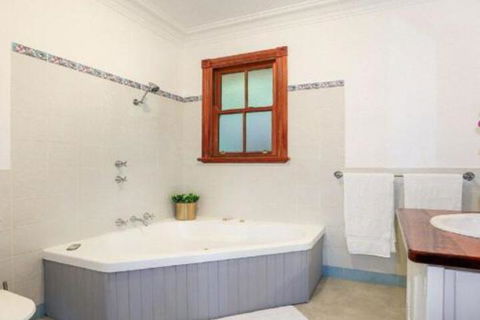 Treetops Elegant Inviting Designer Cedar Home - Lismore Accommodation 4