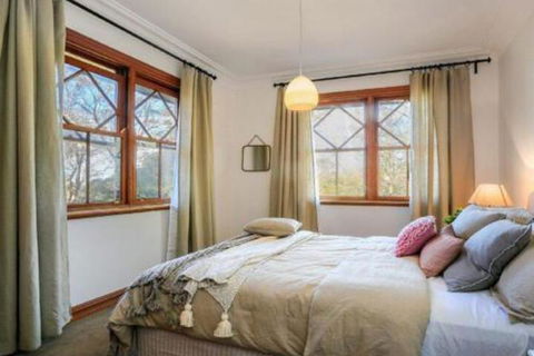 Treetops Elegant Inviting Designer Cedar Home - Lismore Accommodation 2