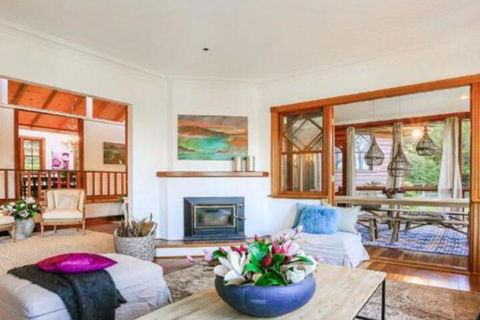 Treetops Elegant Inviting Designer Cedar Home - Lismore Accommodation 6