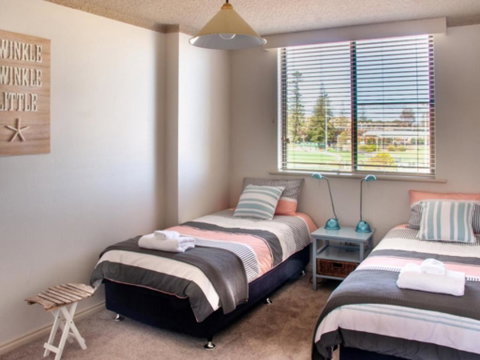 Perfectly Positioned Beachfront Apartment Unit 6 - Lismore Accommodation 1